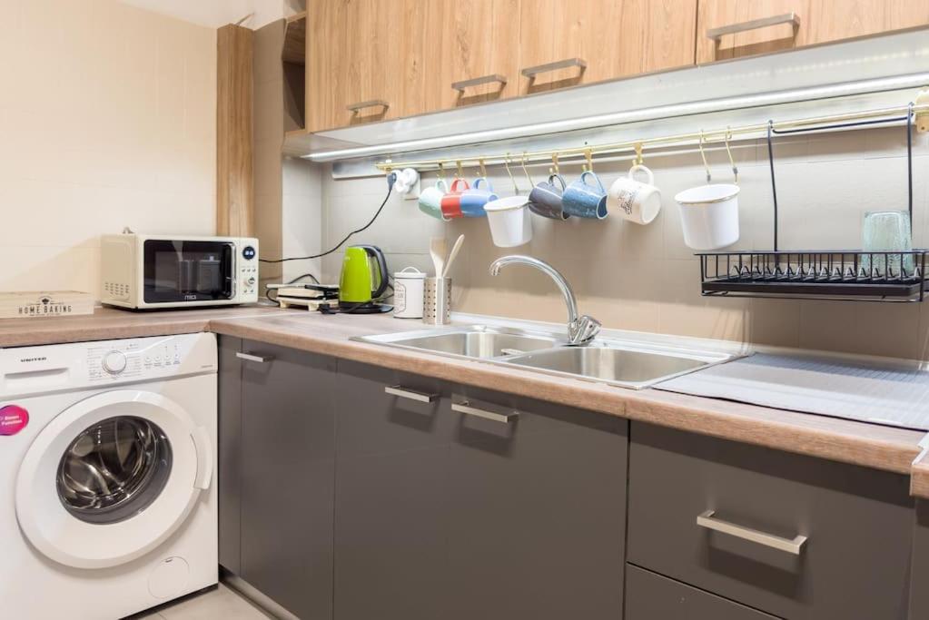 Spacious Urban Apt In The Heart Of Афины Экстерьер фото