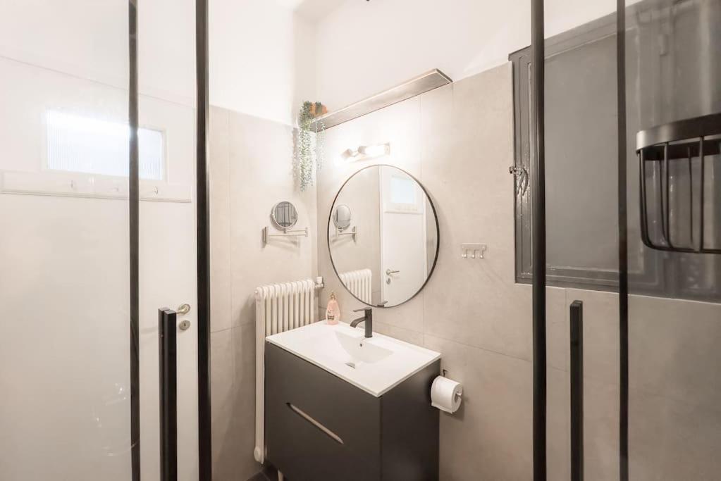 Spacious Urban Apt In The Heart Of Афины Экстерьер фото