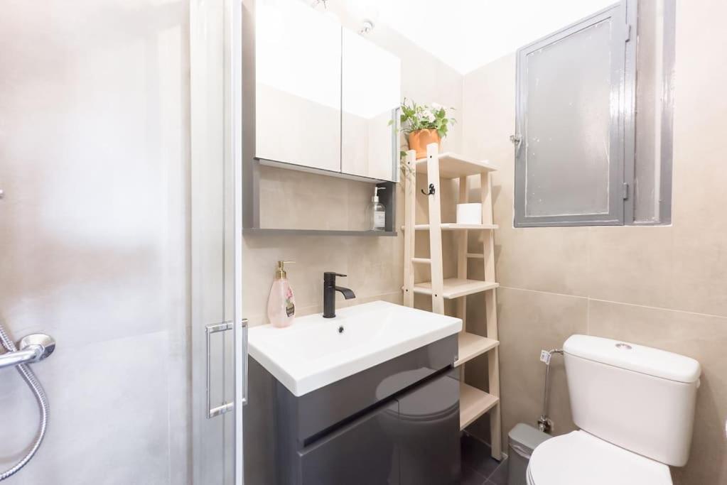 Spacious Urban Apt In The Heart Of Афины Экстерьер фото