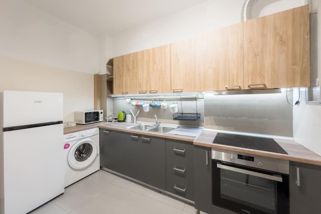 Spacious Urban Apt In The Heart Of Афины Экстерьер фото